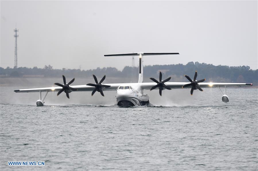 China-made Large Amphibious Aircraft Completes First Water T
